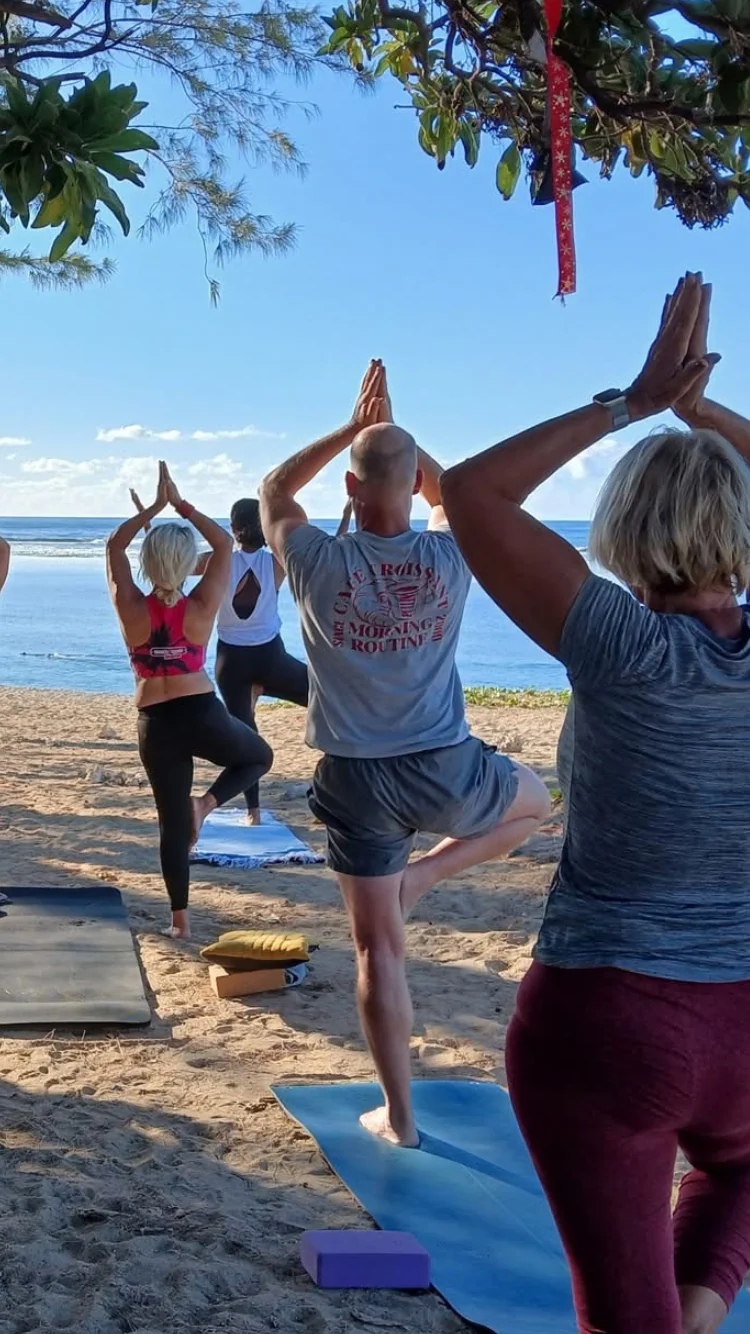 Séance de yoga sur la plage
